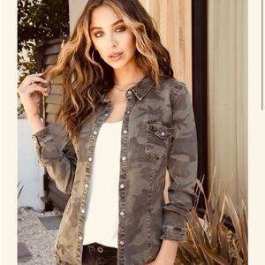 Women’s Camo Button-Front shirt - Olive